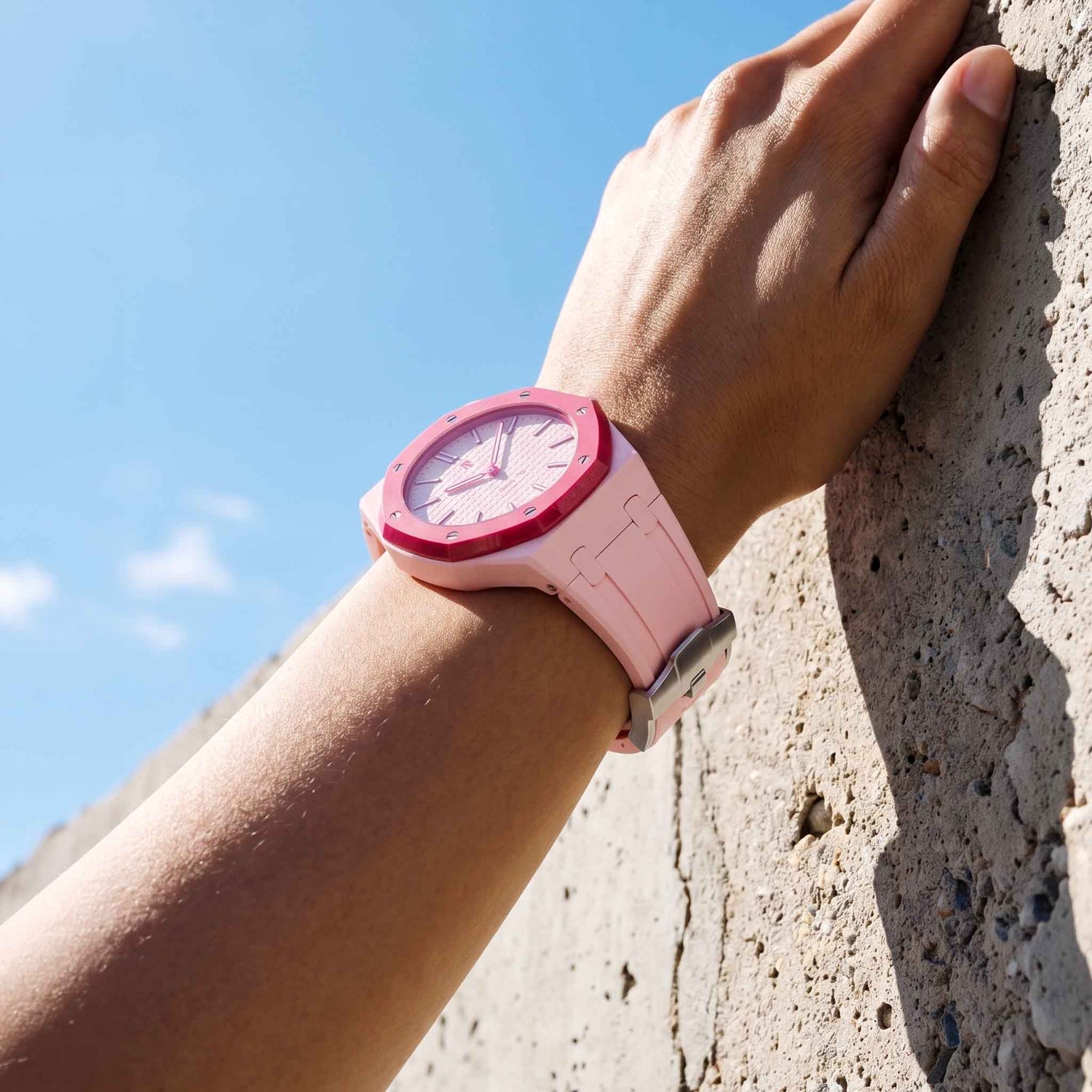 Pinke Uhr an Handgelenk