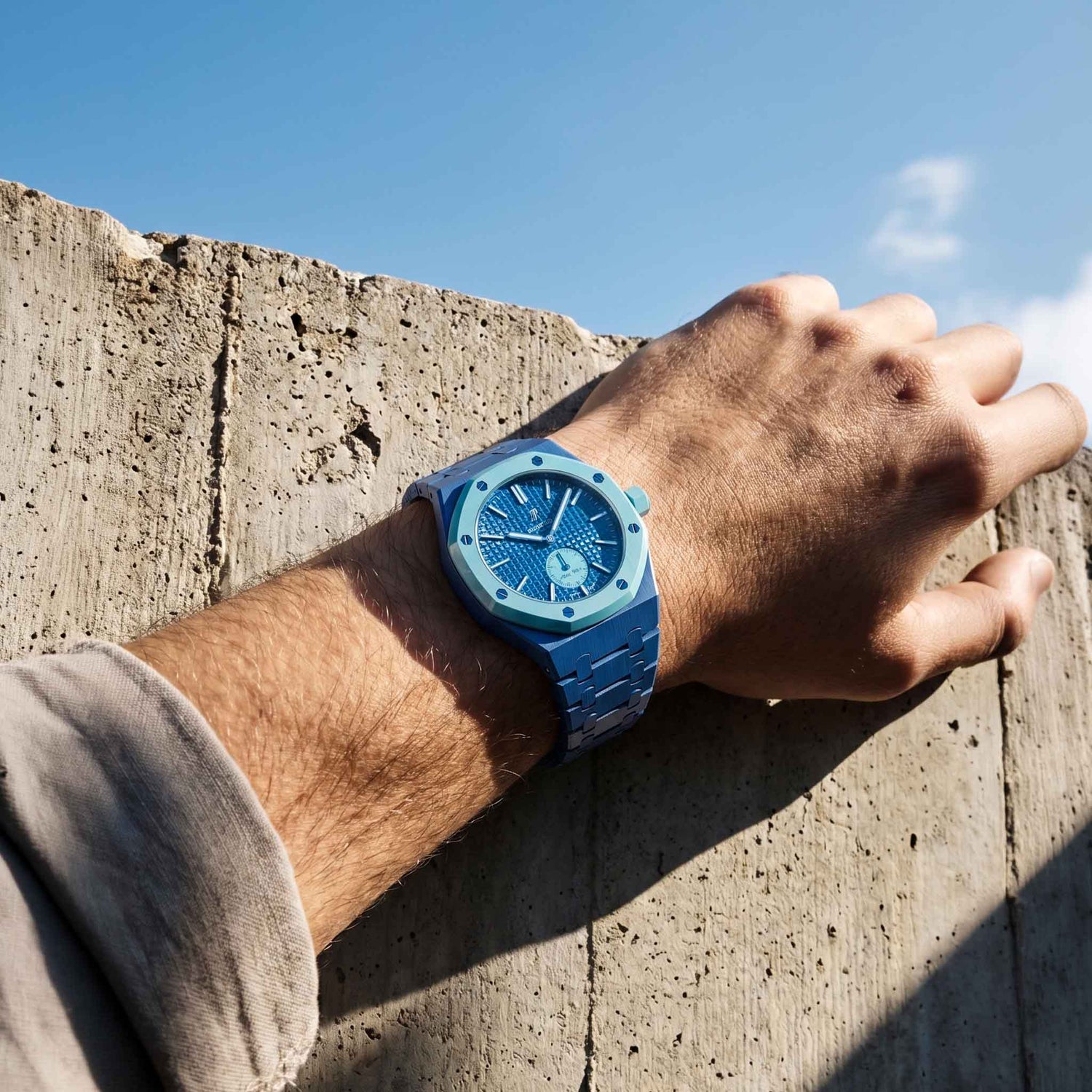Blaue Uhr an Handgelenk